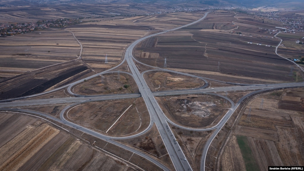 Disa pjesë të asfaltuara të autostradës Prishtinë - Gjilan.