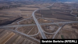 Disa pjesë të asfaltuara të autostradës Prishtinë - Gjilan.