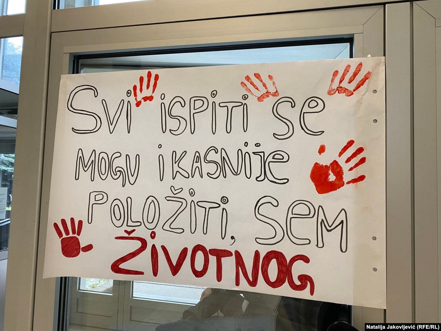 Mesazh i shkruar nga studentëve serbë që bllokuan Fakultetin e Ekonomisë në Suboticë, më 10 dhjetor 2024.