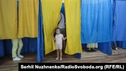 Під час голосування на виборах до Верховної Ради України. Київ, 21 липня 2019 року