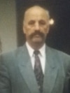 Idriz Rrecaj (i zhdukur nga lufta e fundit) në mes, me vajzat e tij, Florën dhe Valbonën, anash. Fotografi e realizuar rreth vitit 1997.