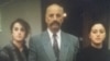 Idriz Rrecaj (i zhdukur nga lufta e fundit) në mes, me vajzat e tij, Florën dhe Valbonën, anash. Fotografi e realizuar rreth vitit 1997.