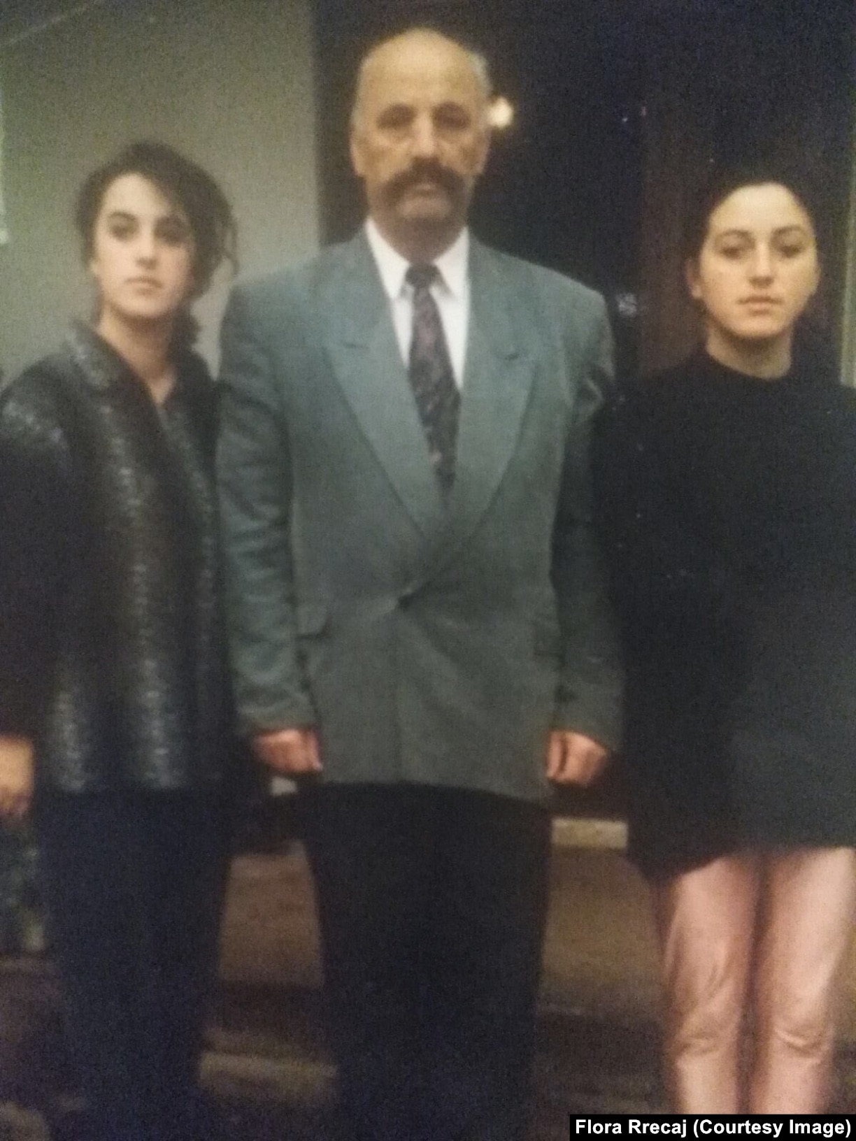 Idriz Rrecaj (i zhdukur nga lufta e fundit) në mes, me vajzat e tij, Florën dhe Valbonën, anash. Fotografi e realizuar rreth vitit 1997.