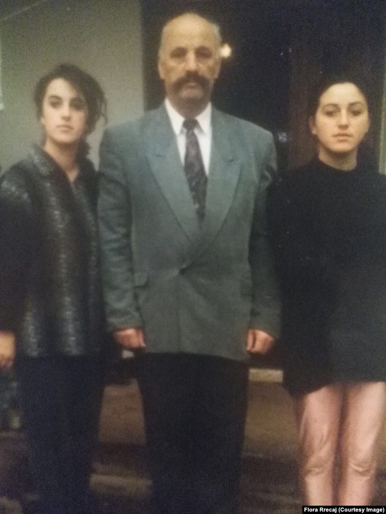 Idriz Rrecaj (i zhdukur nga lufta e fundit) në mes, me vajzat e tij, Florën dhe Valbonën, anash. Fotografi e realizuar rreth vitit 1997.