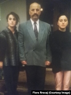 Idriz Rrecaj (i zhdukur nga lufta e fundit) në mes, me vajzat e tij, Florën dhe Valbonën, anash. Fotografi e realizuar rreth vitit 1997.