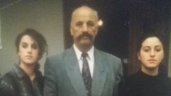 Idriz Rrecaj (i zhdukur nga lufta e fundit) në mes, me vajzat e tij, Florën dhe Valbonën, anash. Fotografi e realizuar rreth vitit 1997.