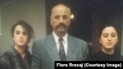 Idriz Rrecaj (i zhdukur nga lufta e fundit) në mes, me vajzat e tij, Florën dhe Valbonën, anash. Fotografi e realizuar rreth vitit 1997.