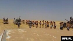 Сирийские войска ведут захваченных в плен боевиков ИГ. Иллюстративное фото.