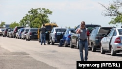 Черга автомобілів у районі КПВВ «Чонгар» на адмінкордоні з Кримом, 3 червня 2017 року