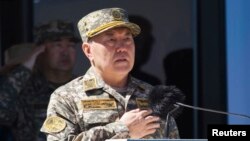 Қазақстан президенті Нұрсұлтан Назарбаев Отардағы әскери парад кезінде әнұран ойналғанда қолын төсіне қойып тұр. 7 мамыр 2011 жыл. (Көрнекі сурет.)