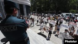 Armenia -- High school graduates controversially denied admission to universities hold an unsanctioned demonstration outside the Armenian Ministry of Education, Yerevan, July 27, 2020.