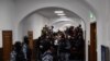 Журналісти чекають, коли підозрювані у нападі на «Крокус Сіті» з’являться в Басманному районному суді Москви, Росія, 24 березня 2024 року