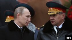 Președintele Vladimir Putin cu ministrul rus al apărării Sergei Șoigu la 23 februarie
