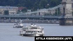 Városnéző hajók a Dunán Budapesten 2019. május 30-án