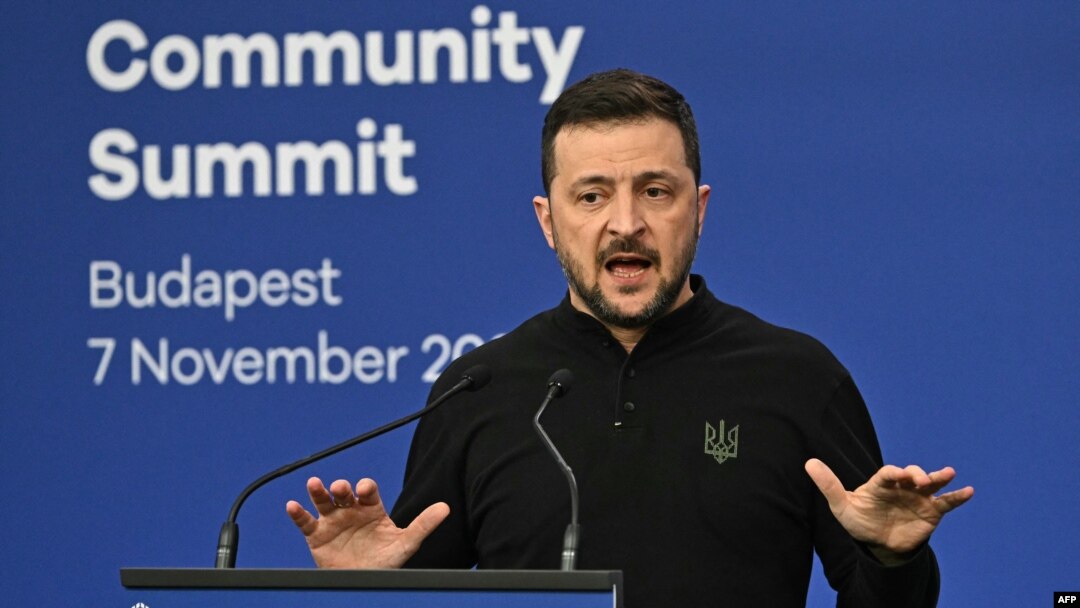 Președintele Ucrainei, Volodimir Zelenski, în timpul unei conferințe de presă de la Summitul Comunității Politice Europene de la Budapesta. 7 noiembrie 2024. 