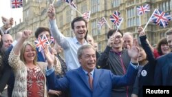 Лидер британской правопопулистской Партии независимости Соединённого Королевства Найджел Фарадж и его сторонники после оглашения результатов референдума в Британии. Лондон, 24 июня 2016 года.