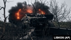 Украинские военнослужащие ведут огонь по российским позициям возле Бахмута Донецкой области, 20 ноября 2022 года