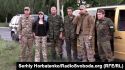 Участники группы «Патриот» с освобожденными из плена группировки «ДНР» Николаем Валебным и Игорем Панчишиным (в центре). Славянск, 19 мая 2015 года