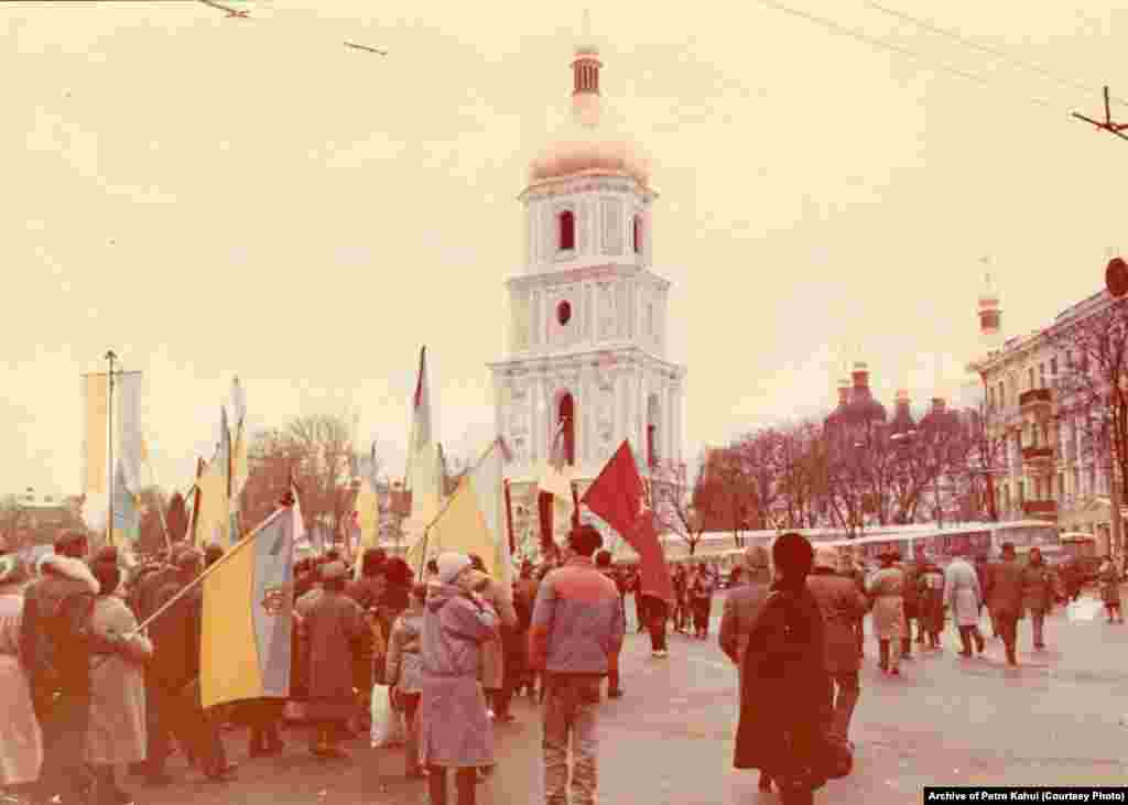 Пізніше труни з тілами Стуса, Литвина і Тихого повезли на Софійську площу, де їх, зі спогадів очевидців, зустрічало дуже багато людей, які попри острах бути розігнаними силовиками все одно прийшли провести загиблих у радянських тюрмах українських діячів в останню путь. &laquo;Люди ховалися по маленьких вуличках. Як тільки три автобуси з домовинами приїхали, площа раз, і наповнилася. Ми хотіли нести тіла на плечах аж на Байкове. Але КГБісти наполягали, що ні, везти у машинах&raquo;, &ndash; пригадує колишній політв&rsquo;язень Василь Овсієнко. Перепоховання Стуса, Литвина і Тихого стало ледь не першим випадком, коли людей з великою кількістю українських прапорів не порозганяли