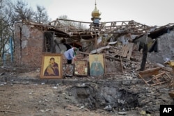 Люди розчищають руїни церкви, куди влучила російська ракета, 16 квітня 2023 року