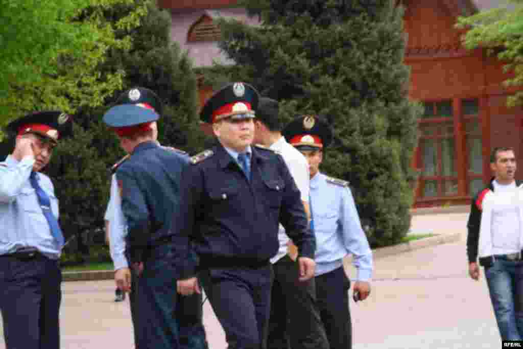 Немало полицейских было и в парке имени 28 гвардейцев-панфиловцев, где проводили акцию активисты оппозиции. Алматы, 1 мая 2010 года. 