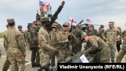 "ღირსეული პარტნიორის" მონაწილე სამხედროები ვაზიანის აეროდორომზე. 2018 წლის 1 აგვისტო