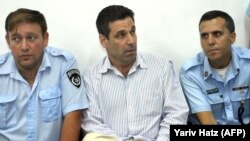 Former Israeli Energy Minister Gonen Segev (center) in a Tel Aviv district tribunal in April 2004