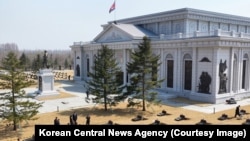 Пхеньянда “шетелдегі әскери операция жетістіктеріне” арналған жаңа музейдегі мемориал құрылысы. Наурыз 2026 жыл.