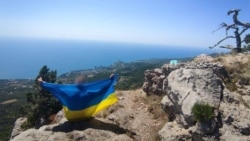 Підняття українського прапора на горі Шаан-Кая поблизу Алупки, Крим у 2025 році. Акція руху опору «Жовта стрічка», ілюстраційне фото