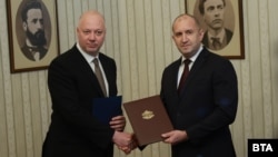 Премиерът в оставка Росен Желязков (вляво) и президентът Румен Радев, 12 януари 2025 г.