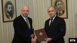 Бугарија - Премиерот во оставка Росен Жељазков (лево) и претседателот на Бугарија, Румен Радев(десно), 12 јануари 2025 година.