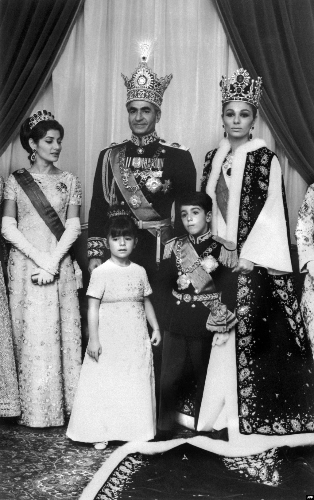 Un ritratto di famiglia scattato nell'ottobre del 1967 dopo la cerimonia di incoronazione.  La principessa Shahnaz Pahlavi (a sinistra), la principessa Farahnaz Pahlavi (seconda da sinistra), Shah Mohammad Reza Pahlavi (al centro), il principe Ali Reza Pahlavi (secondo da destra) e l'imperatrice Farah (a destra).