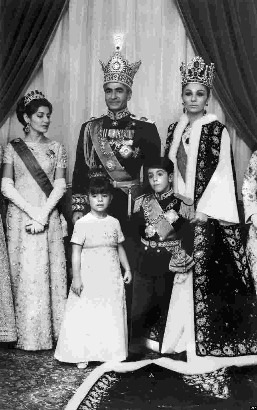 Porodični portret snimljen u oktobru 1967. nakon ceremonije krunisanja. Slijeva nadesno -- princeza Šahnaz Pahlavi, princeza Farahnaz Pahlavi, Mumahed Reza Pahlavi, princ Ali Reza Pahlavi i carica Farah Diba.