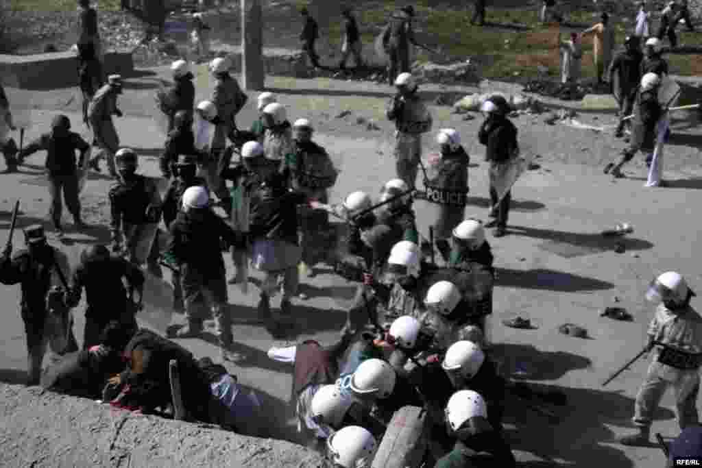 26 tetor '09 - Policia ka përdorur armët për të shpërnadarë protestuesit në Kabul. Protestuesit ishin mbledhur në shenjë pakënaqësie ndaj informacioneve se trupat e huaja në vend kishin treguar shenja të mosrespektit ndaj Kuranit.