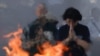 O femeie în preajma „flăcării eterne” de la Memorialul Păcii din Hiroshima. Ca și în anii trecuți, în preajma aniversării s-a vorbit mult despre faptul că numărul supraviețuitorilor tragediei de la 6 august 1945 scade mereu.