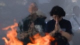 O femeie în preajma „flăcării eterne” de la Memorialul Păcii din Hiroshima. Ca și în anii trecuți, în preajma aniversării s-a vorbit mult despre faptul că numărul supraviețuitorilor tragediei de la 6 august 1945 scade mereu.