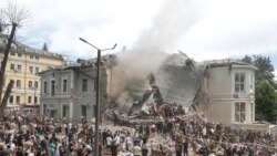 Zgrada toksikologije dječje bolnice Okhmatdyt koja je pretrpjela direktan udar ruskog projektila.Fotografije su napravljene 8. jula 2024. i godinu dana kasnije.