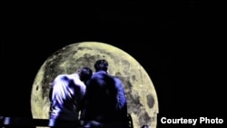 Сцена од претставата „Ноќта кога ја убив месечината“ на Марјан Ѓорѓиевски и Битолски театар / фото Љупчо Илиевски