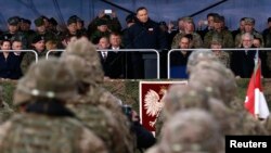 Польша президенті Анджей Дуда НАТО-ның Ожиштегі батальоны алдында сөйлеп тұр. |Польша, 13 сәуір 2017 жыл. 