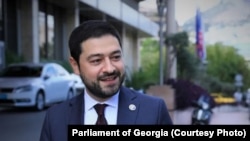 ლევან ქარუმიძე X მოწვევის პარლამენტის წევრი იყო „ქართული ოცნებიდან“ - მან მხარი დაუჭირა „აგენტების კანონს“.