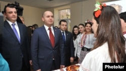 Armenia - Education Minister Armen Ashotian (C) visits a school in Yerevan bearing the name of Ukrainian poet Taras Shevchenko, 4Apr2014.