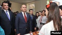 Armenia - Education Minister Armen Ashotian (C) visits a school in Yerevan bearing the name of Ukrainian poet Taras Shevchenko, 4Apr2014.