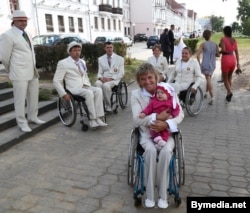 Параалімкійка Людміла Ваўчок з дачкой Настай перад цырымоніяй праводзінаў параалімпійцаў у Лёндан