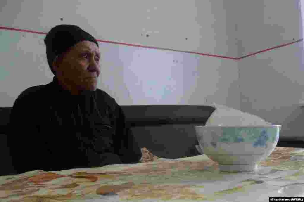 77-летний Арык ата в Нарынском доме престарелых проживает уже 8 лет. Недавно им сообщили о переводе в Бишкек, новость его не обрадовала . По его словам, родственники обещали забрать к себе. Арык ата сказал, что хотел бы здесь остаться. «Не увидел бы столько горя, если семья не погибла в автокатастрофе», - сказал дедушка. 