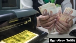 Обмен наличной валюты в одном из отделений российского "Сбербанка, иллюстрационное фото