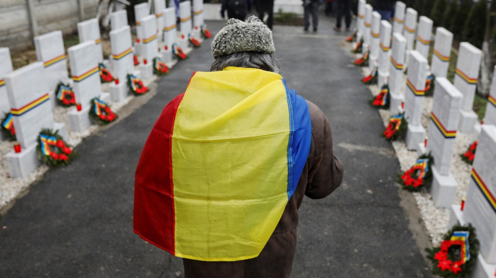 Imagine din timpul slujbei de la locul în care a fost aruncată cenușa eroilor împușcați la Timișoara și arși la crematoriul din București. Popești – Leordeni, 20 decembrie 2019.