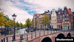 Міст встановлять над одним з каналів у Амстердамі