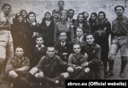 Український «Пласт» на Буковині. 1933 рік. Праворуч стоїть Любомир-Євген Гузар