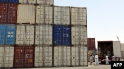 Iranian workers transfer goods from a cargo container to trucks at the Kalantari port in the city of Chabahar. (file photo)