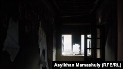 Внутри сожженного дома жителя села Бостандык Дусера Абдураимова.